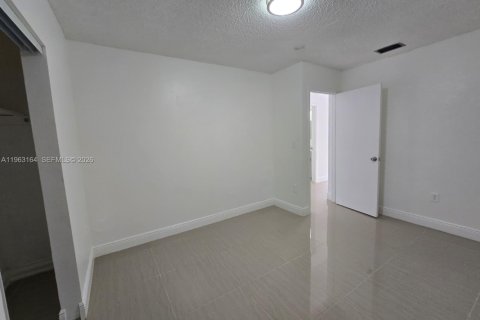 Casa en alquiler en Miami Gardens, Florida, 2 dormitorios, 203.73 m2 № 2026264 - foto 6