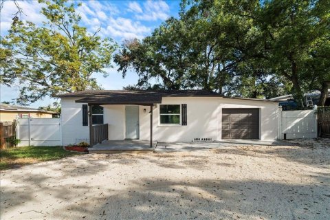 House in Tampa, Florida 4 bedrooms, 93.18 sq.m. № 2356609