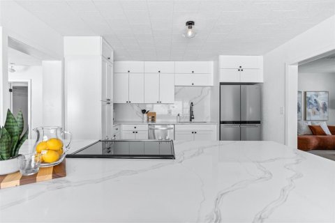 House in Saint Petersburg, Florida 3 bedrooms, 148.27 sq.m. № 1769366 - photo 7