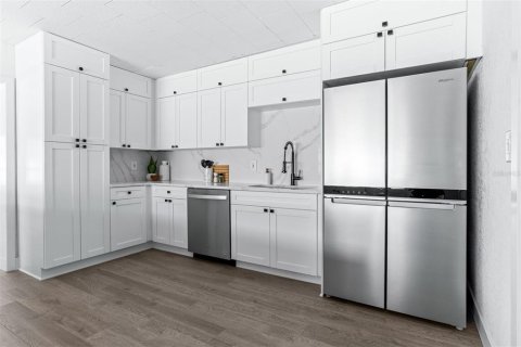 House in Saint Petersburg, Florida 3 bedrooms, 148.27 sq.m. № 1769366 - photo 8