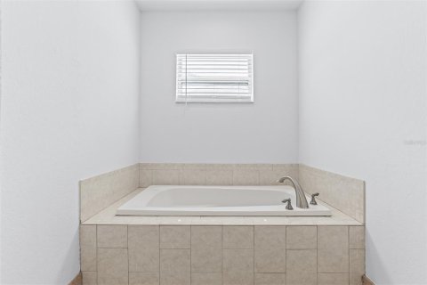 House in Saint Petersburg, Florida 3 bedrooms, 148.27 sq.m. № 1769366 - photo 24