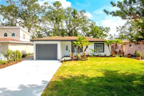 House in Saint Petersburg, Florida 3 bedrooms, 148.27 sq.m. № 1769366 - photo 1