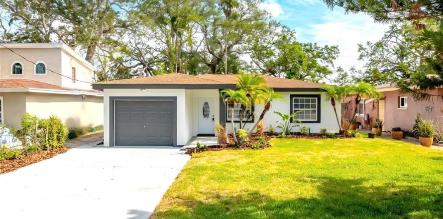 House in Saint Petersburg, Florida 3 bedrooms, 148.27 sq.m. № 1769366