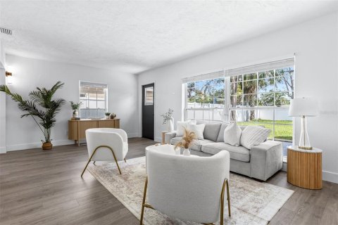 House in Saint Petersburg, Florida 3 bedrooms, 148.27 sq.m. № 1769366 - photo 14