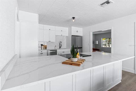 House in Saint Petersburg, Florida 3 bedrooms, 148.27 sq.m. № 1769366 - photo 9