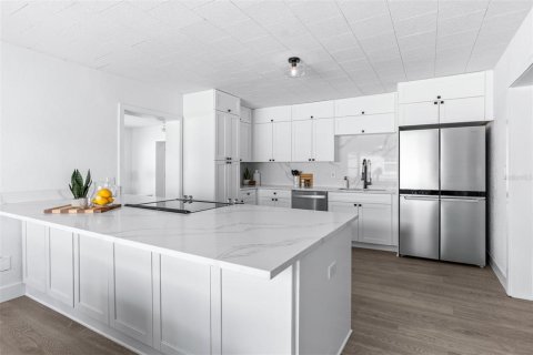 House in Saint Petersburg, Florida 3 bedrooms, 148.27 sq.m. № 1769366 - photo 5