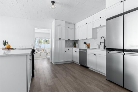 House in Saint Petersburg, Florida 3 bedrooms, 148.27 sq.m. № 1769366 - photo 10