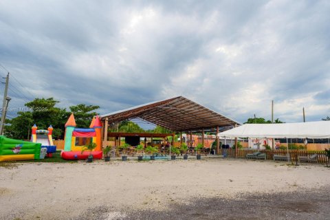 Commercial property in Miami, Florida № 1972902 - photo 16