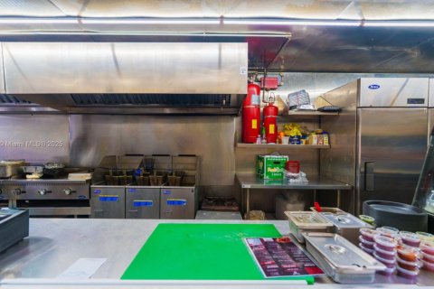 Commercial property in Miami, Florida № 1972902 - photo 24