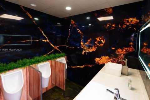 Commercial property in Miami, Florida № 1972902 - photo 22