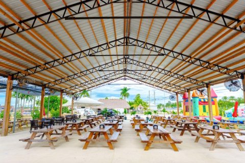 Commercial property in Miami, Florida № 1972902 - photo 1