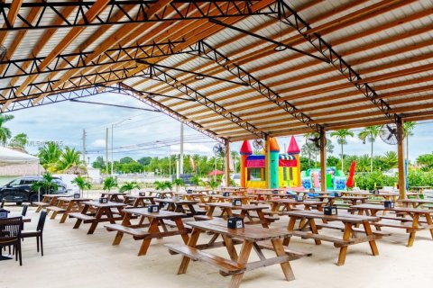 Commercial property in Miami, Florida № 1972902 - photo 12