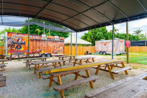 Commercial property in Miami, Florida № 1972902 - photo 5