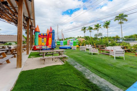 Commercial property in Miami, Florida № 1972902 - photo 14