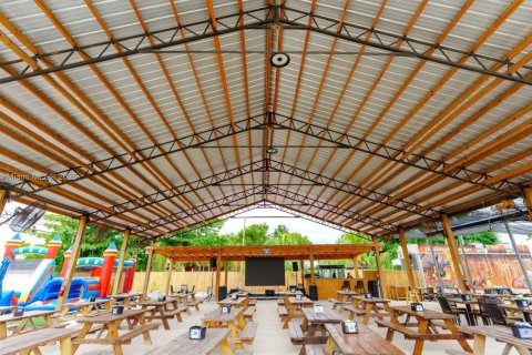 Commercial property in Miami, Florida № 1972902 - photo 9