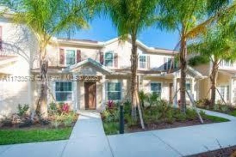 Townhouse in Kissimmee, Florida 4 bedrooms № 2076851 - photo 2