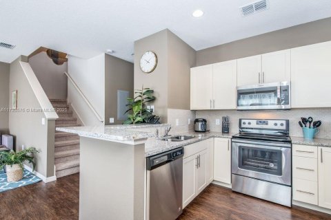 Townhouse in Kissimmee, Florida 4 bedrooms № 2076851 - photo 8