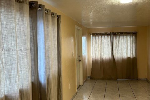 Снять в аренду коммерческую недвижимость в Хайалиа, Флорида 1 спальня, 74.32м2, № 1939997 - фото 1