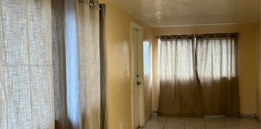 Коммерческая недвижимость в Хайалиа, Флорида 1 спальня, 74.32м2 № 1939997