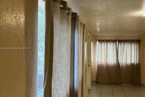 Снять в аренду коммерческую недвижимость в Хайалиа, Флорида 1 спальня, 74.32м2, № 1939997 - фото 2