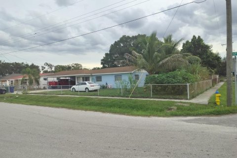 House in Tampa, Florida 3 bedrooms, 106.65 sq.m. № 797013 - photo 2