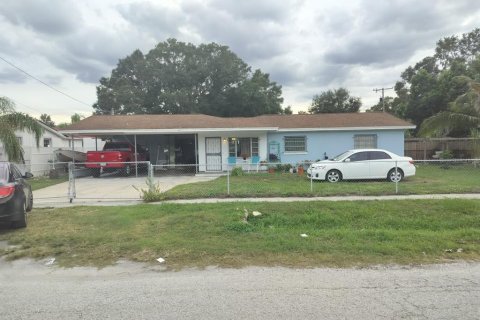 House in Tampa, Florida 3 bedrooms, 106.65 sq.m. № 797013 - photo 1