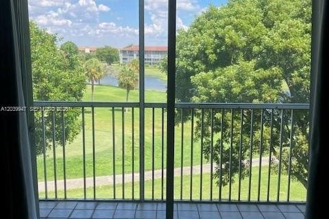 Condominio en Pembroke Pines, Florida, 1 dormitorio  № 2083844