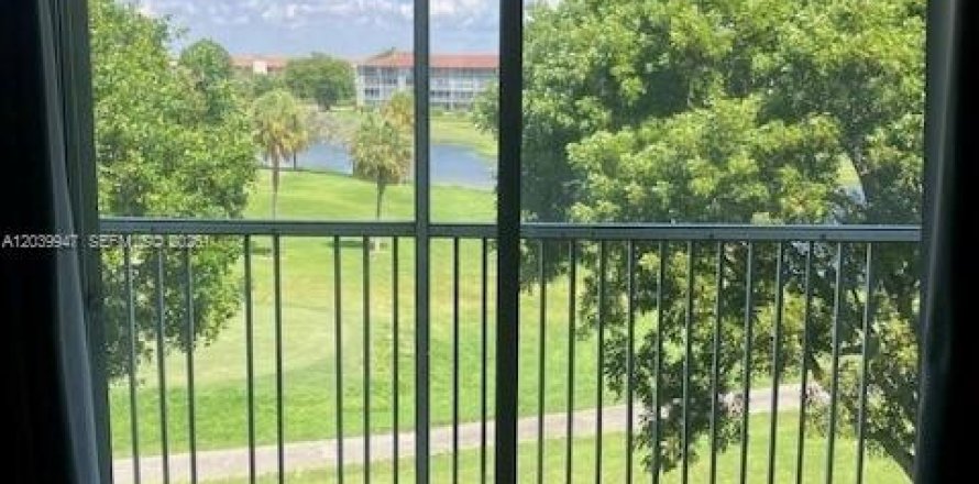 Condominio en Pembroke Pines, Florida, 1 dormitorio  № 2083844