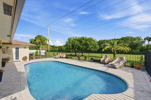 House in Boca Raton, Florida 3 bedrooms, 204.38 sq.m. № 2177459