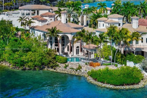 House in Aventura, Florida 5 bedrooms, 605.91 sq.m. № 2021938 - photo 1