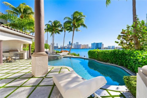 House in Aventura, Florida 5 bedrooms, 605.91 sq.m. № 2021938 - photo 17