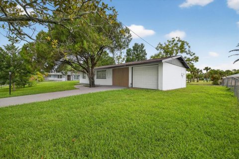 House in Hudson, Florida 3 bedrooms, 117.43 sq.m. № 1913366 - photo 2
