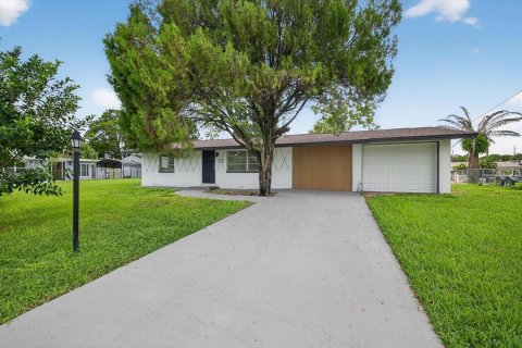 House in Hudson, Florida 3 bedrooms, 117.43 sq.m. № 1913366 - photo 1