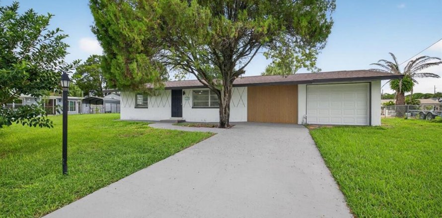 House in Hudson, Florida 3 bedrooms, 117.43 sq.m. № 1913366