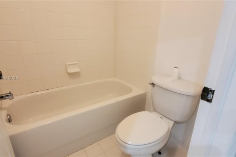 Villa ou maison à louer à Cutler Bay, Floride: 2 chambres, 105.82 m2 № 1946736 - photo 11