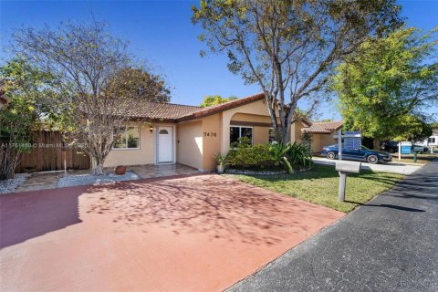 House in Miami, Florida 4 bedrooms, 141.21 sq.m. № 1867792 - photo 2