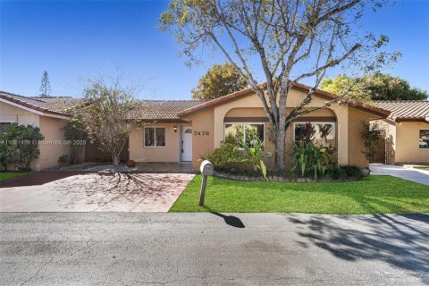 House in Miami, Florida 4 bedrooms, 141.21 sq.m. № 1867792 - photo 1