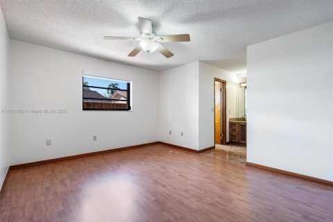 House in Miami, Florida 4 bedrooms, 141.21 sq.m. № 1867792 - photo 17