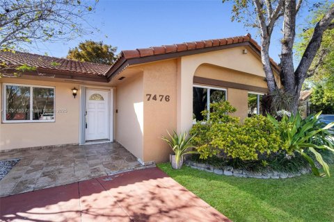 House in Miami, Florida 4 bedrooms, 141.21 sq.m. № 1867792 - photo 3