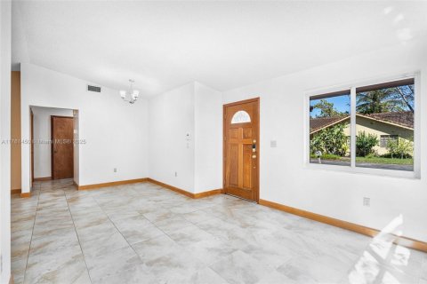 House in Miami, Florida 4 bedrooms, 141.21 sq.m. № 1867792 - photo 8