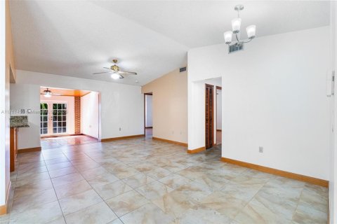 House in Miami, Florida 4 bedrooms, 141.21 sq.m. № 1867792 - photo 13