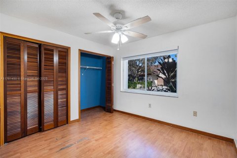 House in Miami, Florida 4 bedrooms, 141.21 sq.m. № 1867792 - photo 30