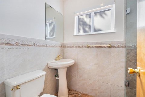 House in Miami, Florida 4 bedrooms, 141.21 sq.m. № 1867792 - photo 21