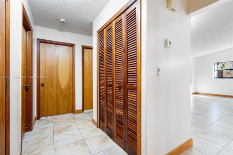 House in Miami, Florida 4 bedrooms, 141.21 sq.m. № 1867792 - photo 27