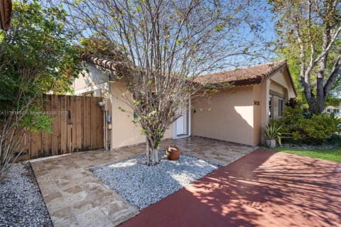 House in Miami, Florida 4 bedrooms, 141.21 sq.m. № 1867792 - photo 5
