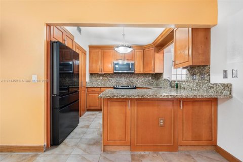 House in Miami, Florida 4 bedrooms, 141.21 sq.m. № 1867792 - photo 11