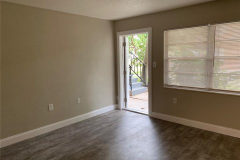 Apartamento en alquiler en Titusville, Florida, 2 dormitorios, 60.39 m2 № 1913067 - foto 3
