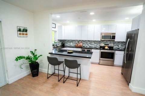 Villa ou maison à vendre à Hialeah, Floride: 3 chambres, 151.24 m2 № 2154491 - photo 6