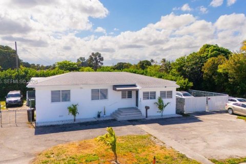 Villa ou maison à vendre à Hialeah, Floride: 3 chambres, 151.24 m2 № 2154491 - photo 2