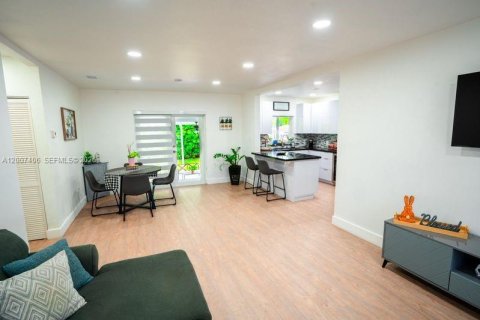 Villa ou maison à vendre à Hialeah, Floride: 3 chambres, 151.24 m2 № 2154491 - photo 10